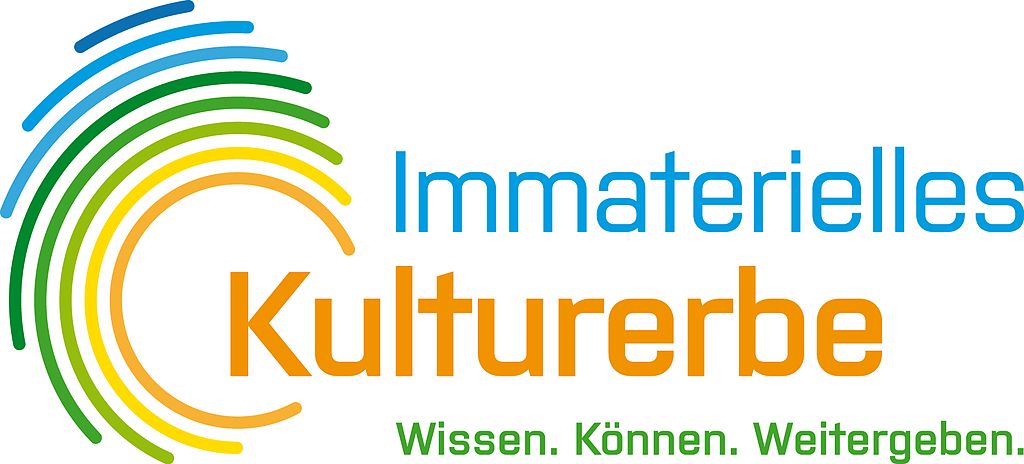 Logo "Immaterielles Kulturerbe - Wissen.Können.Weitergeben." der Deutschen UNESCO-Kommission e.V.