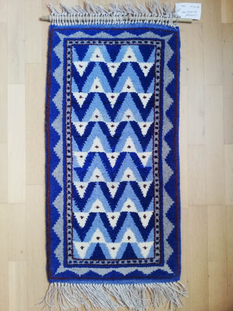 blauer Teppich mit Fischköppe-Motiv